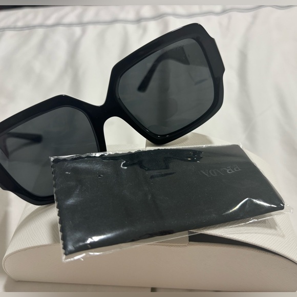 PRADA LIKE NEW SUNGLASSES WITH ORIGINAL PACKAGING main image 5